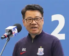 球迷冲进球场瞬间